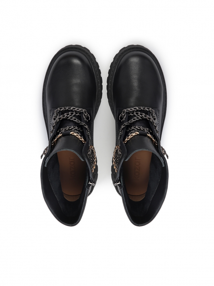 Czarne skórzane trzewiki z łańcuchami na podwyższonej podeszwie