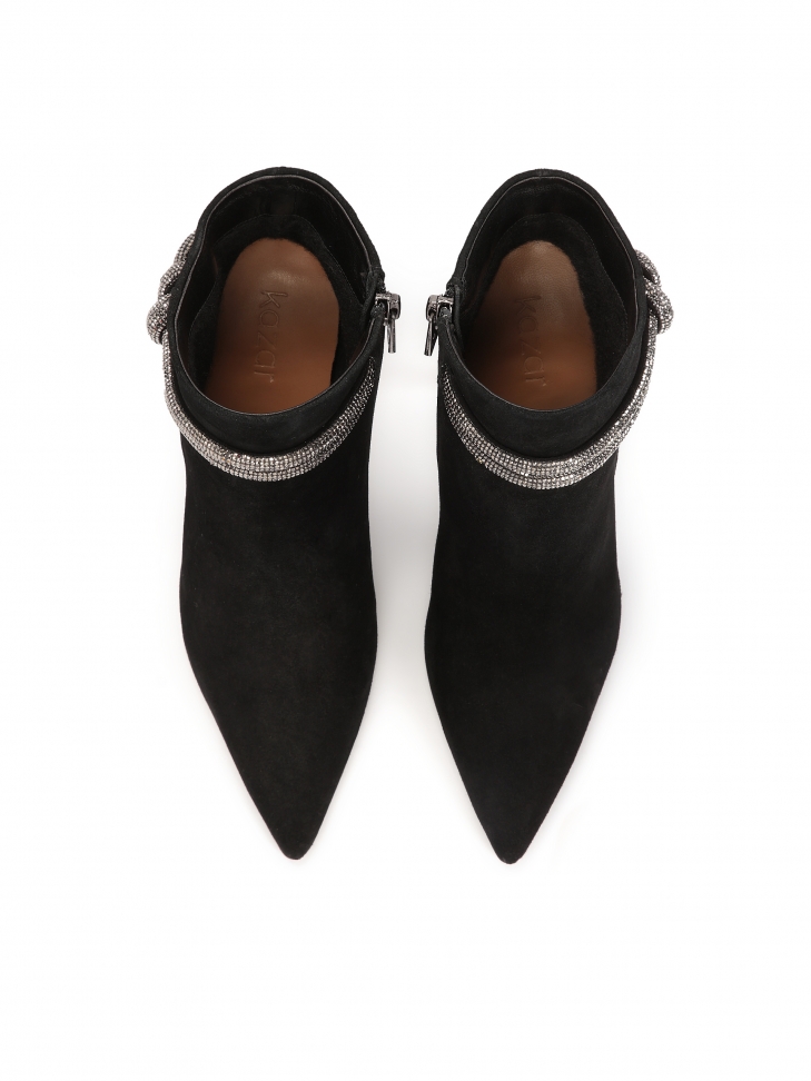 Czarne botki na smukłej szpilce z efektowną ozdobą