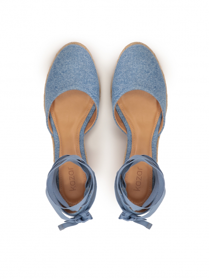 Niebieskie wiązane sandały na koturnie