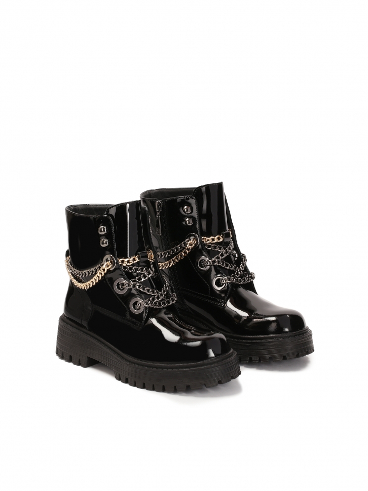 Lakierowane trzewiki z łańcuchami