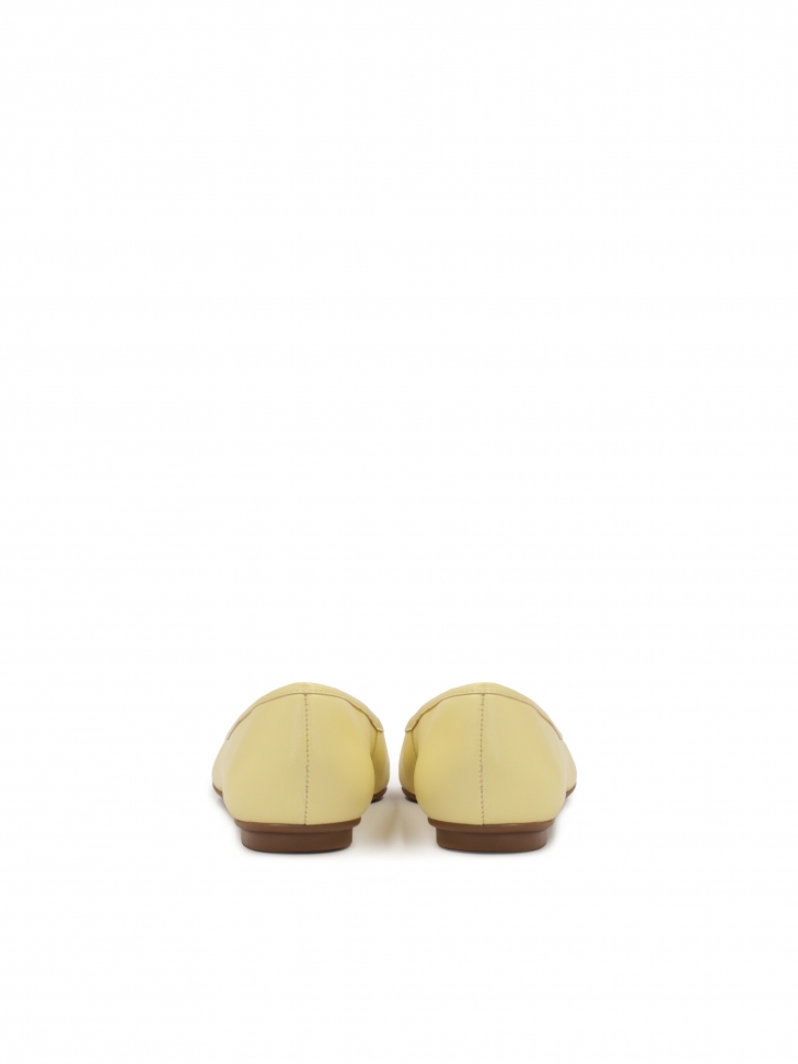 Wsuwane baleriny z metalową ozdobą