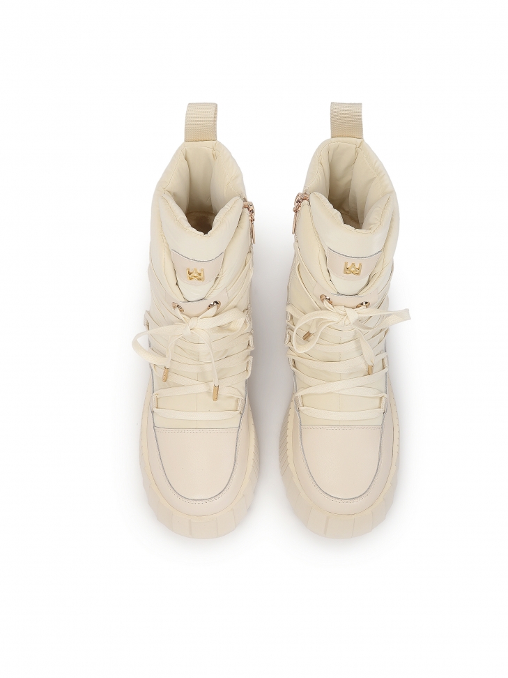 Modne śniegowce w beżowym kolorze