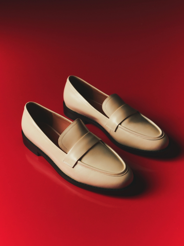 Białe loafersy z czarną podeszwą