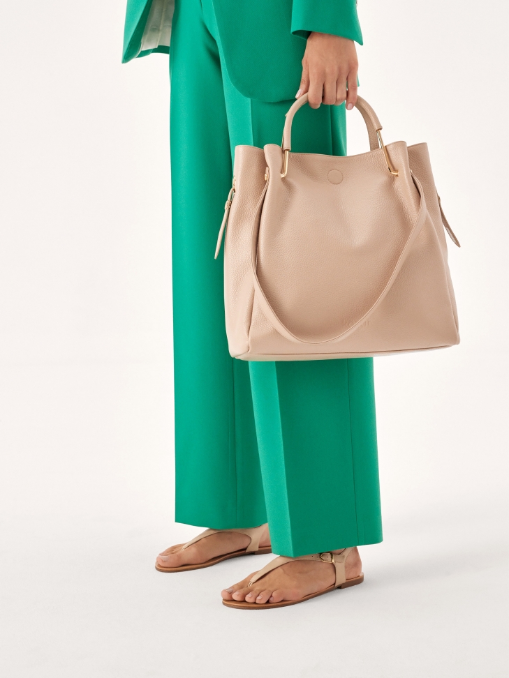 Skórzana torebka z metalowymi rączkami