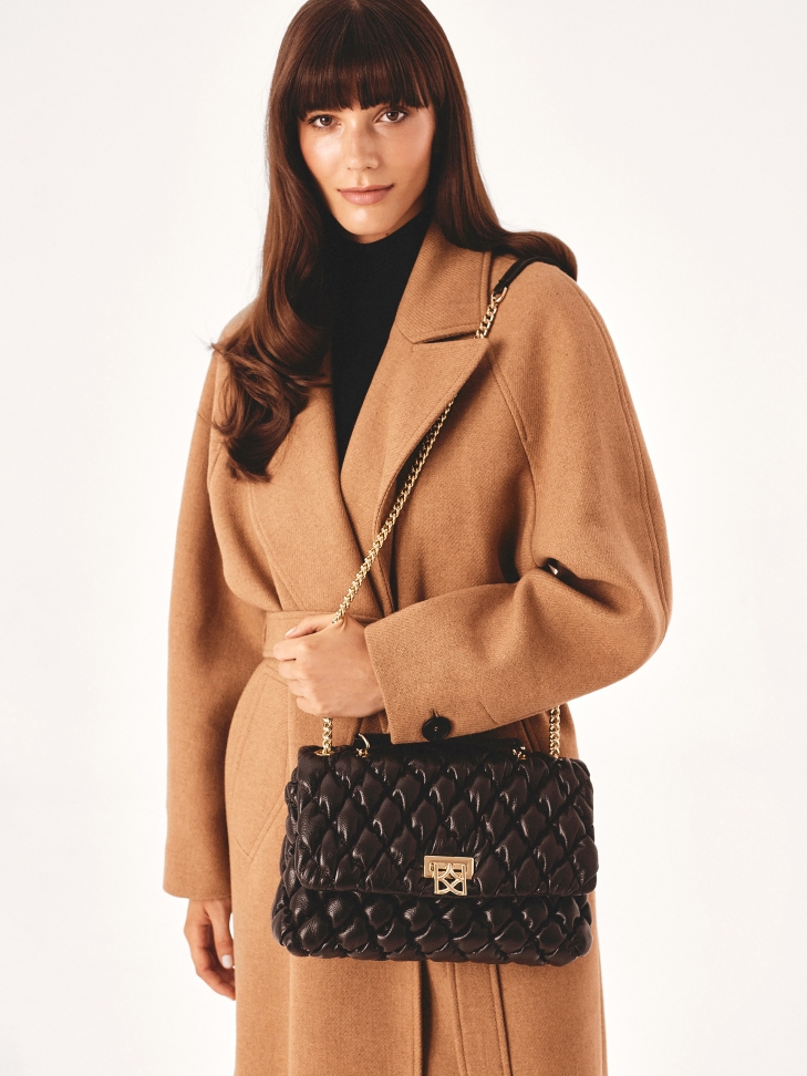 Miękka pikowana torebka w brązowym kolorze