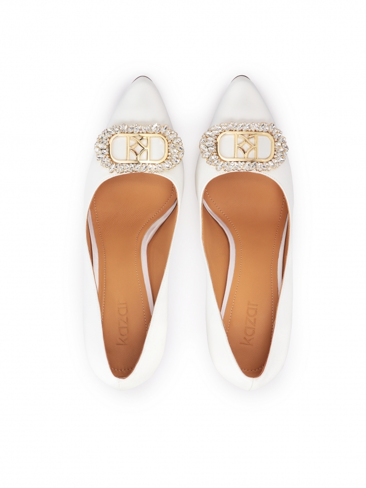 Białe czółenka ślubne z połyskującą ozdobą z cyrkonii