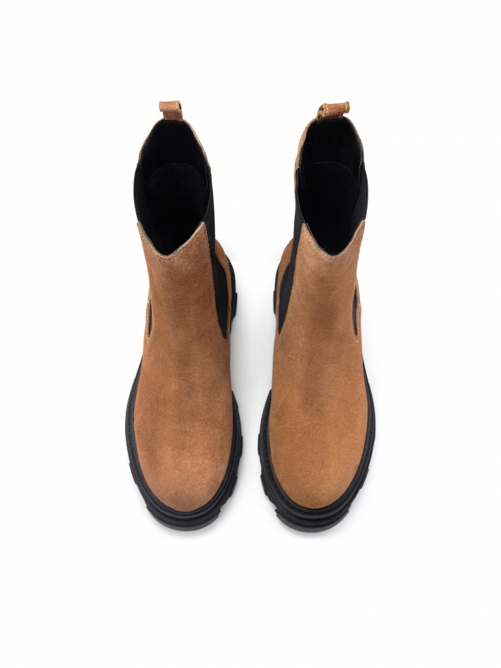 Modne zamszowe botki typu chelsea na trepowej podeszwie