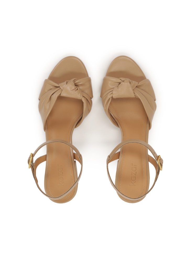 Beżowe sandały z supełkiem na pasku