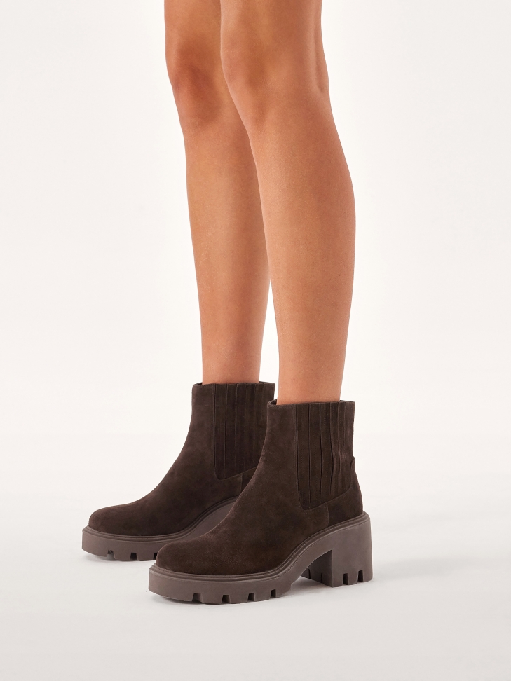 Brązowe botki na klocku z zamszowe skóry