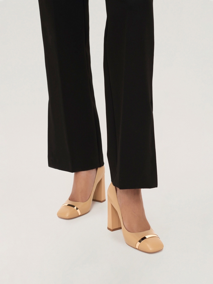 Jasnobrązowe skórzane czółenka na wysokim słupku