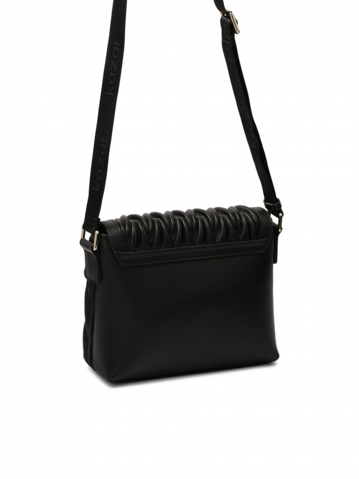 Czarna torebka na pasku zdobiona trójwymiarowym marszczeniem