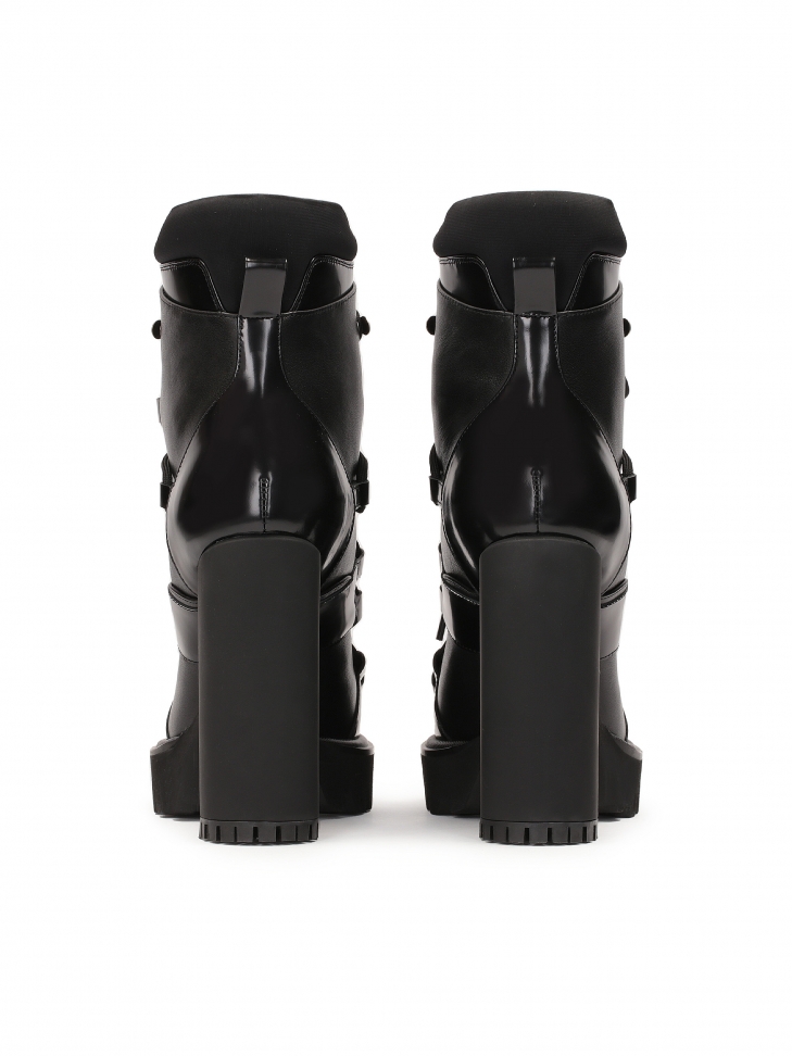 Awangardowe botki z ozdobnym sznurowaniem