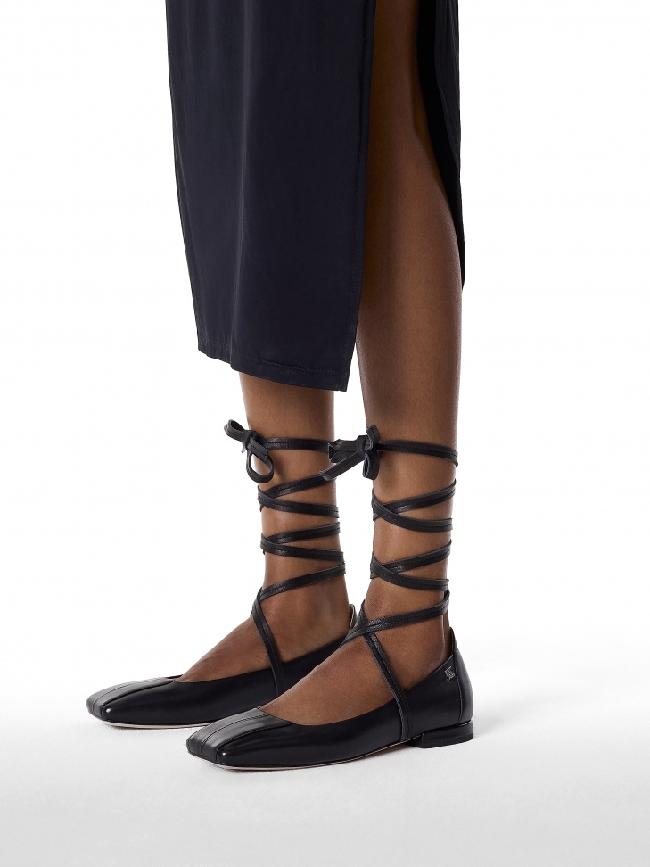 Czarne czółenka na płaskiej podeszwie z kwadratowym noskiem