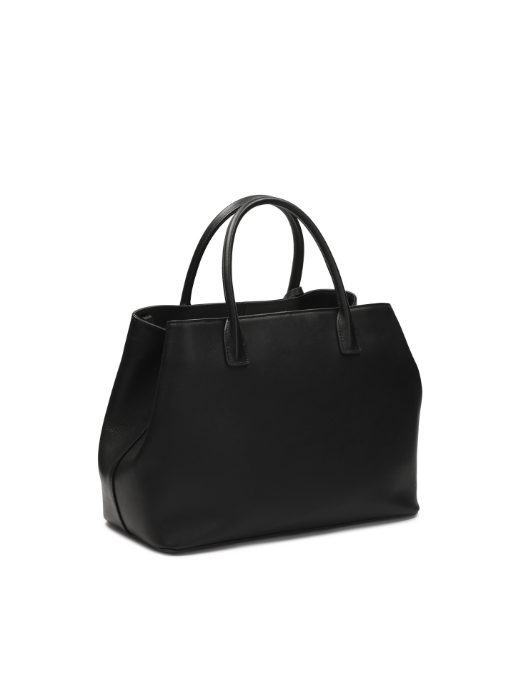 Czarna skórzana torebka w stylu minimal