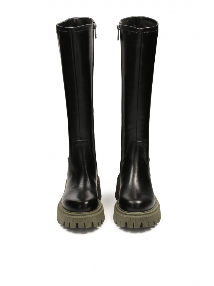 Czarne skórzane kozaki z zieloną podeszwą track