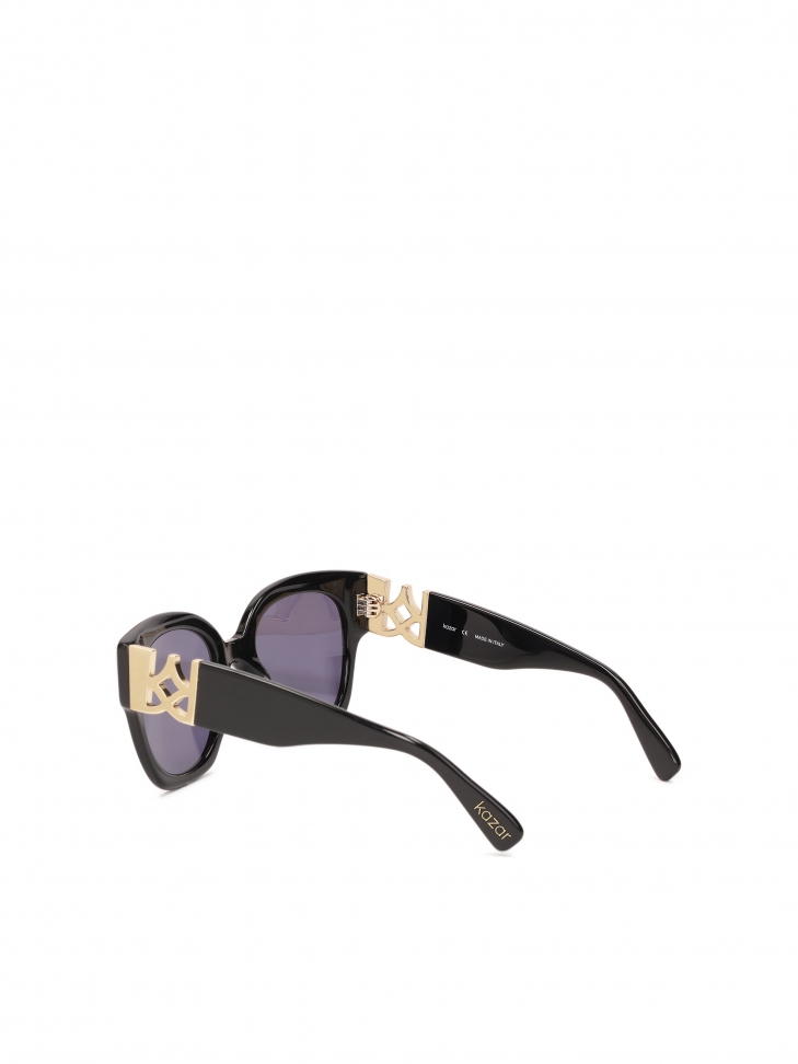 Czarne okulary przeciwsłoneczne ze zdobionymi zausznikami