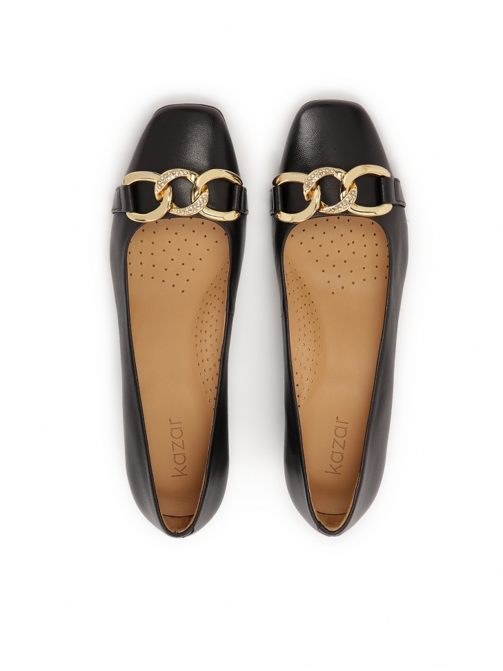 Czarne czółenka zdobione grubym łańcuchem