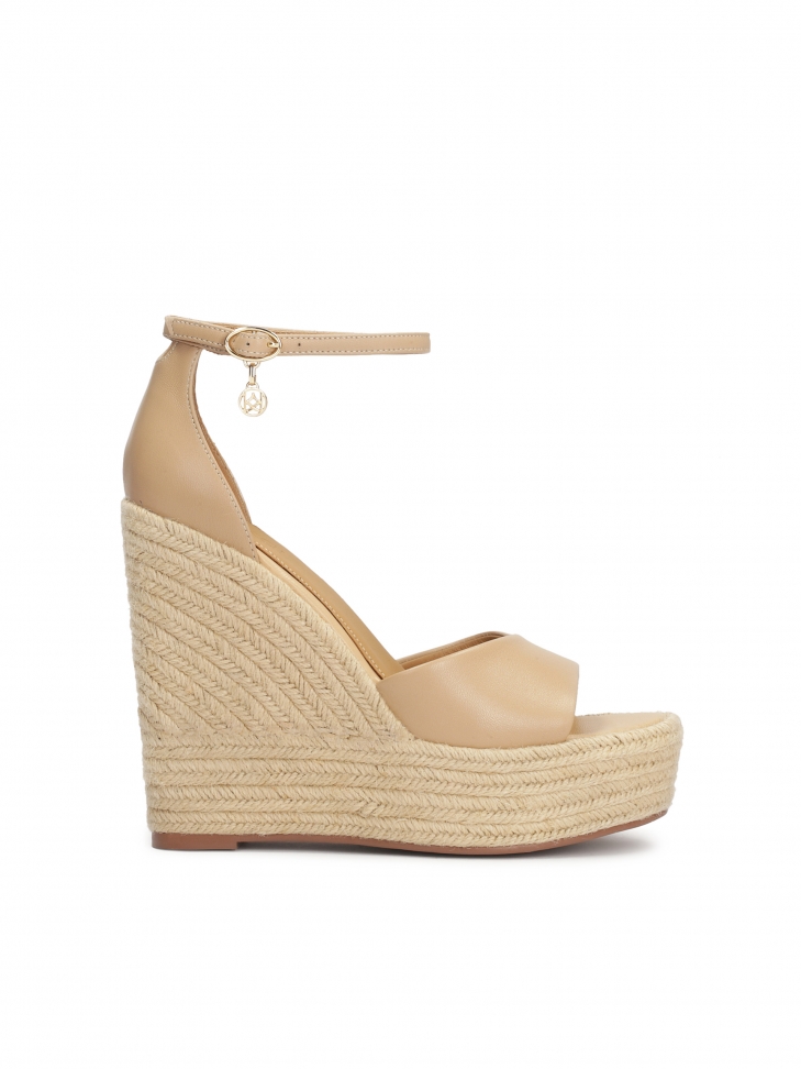 Sandały na wysokim koturnie ze sznurkiem