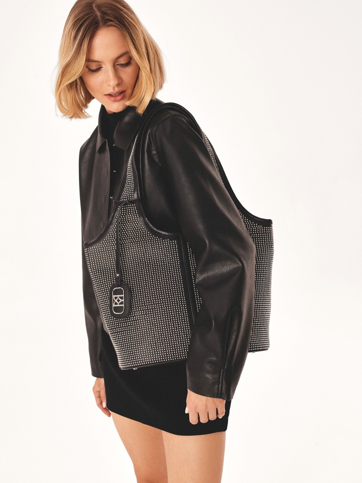 Torebka hobo zdobiona małymi metalowymi nitami