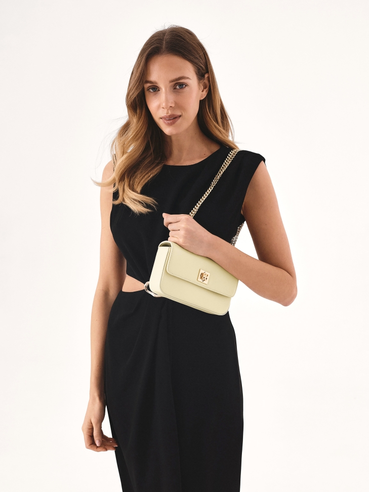 Kremowa sztywna torebka z łańcuchem