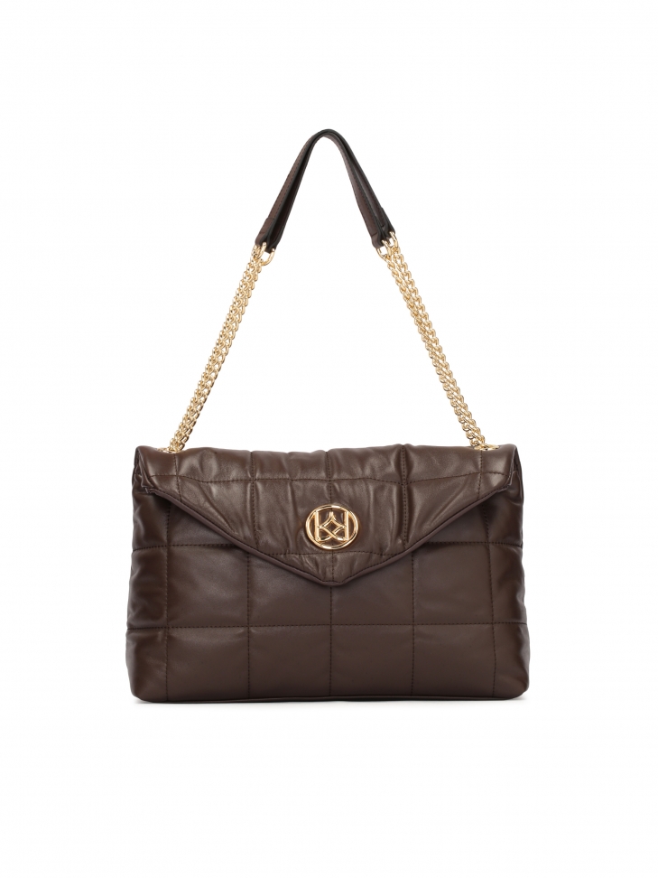 Brązowa torebka w pikowany wzór z łańcuchami