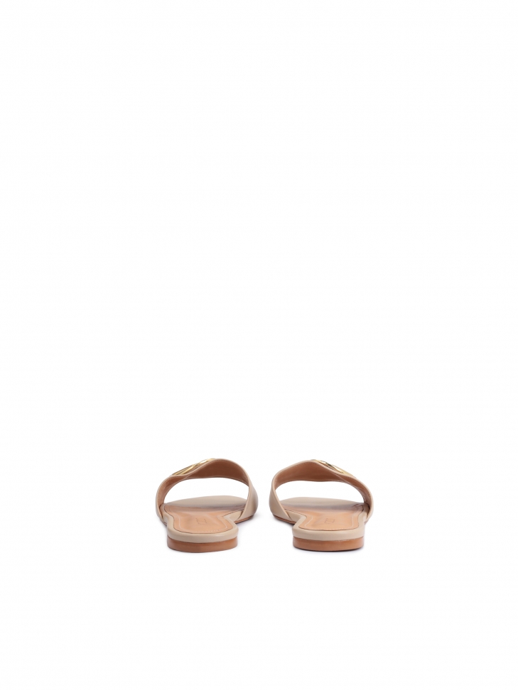 Płaskie skórzane klapki zdobione monogramem