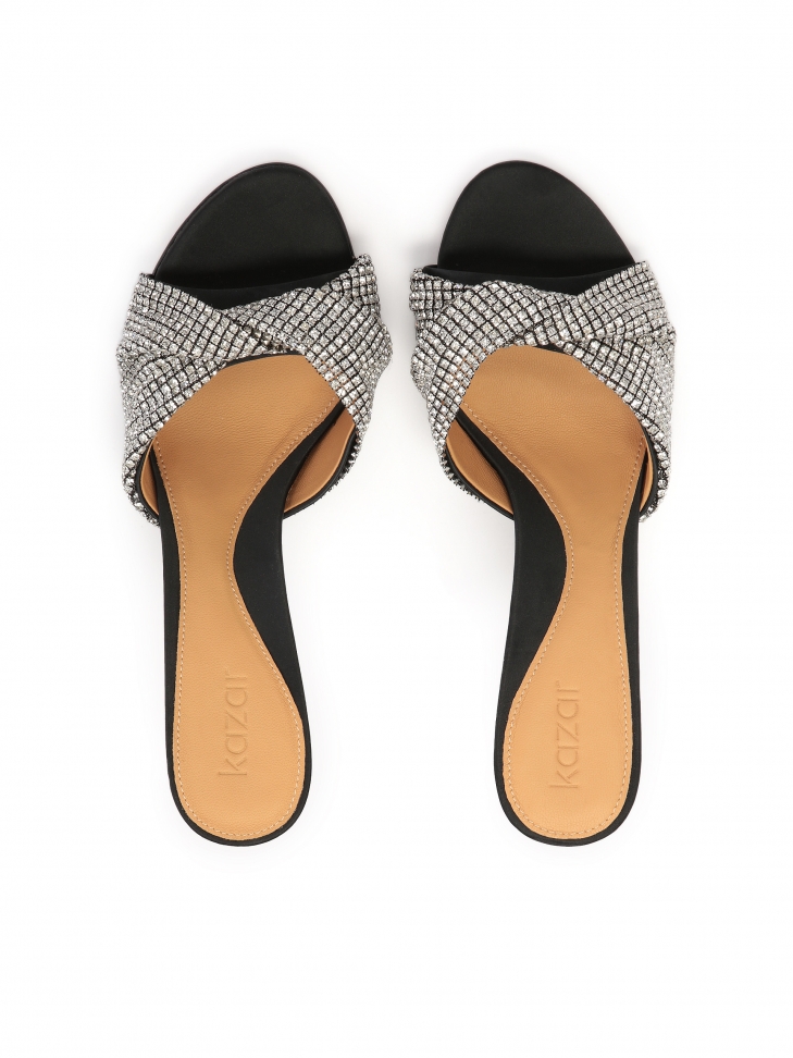 Zdobione cyrkoniami klapki na wysokim obcasie