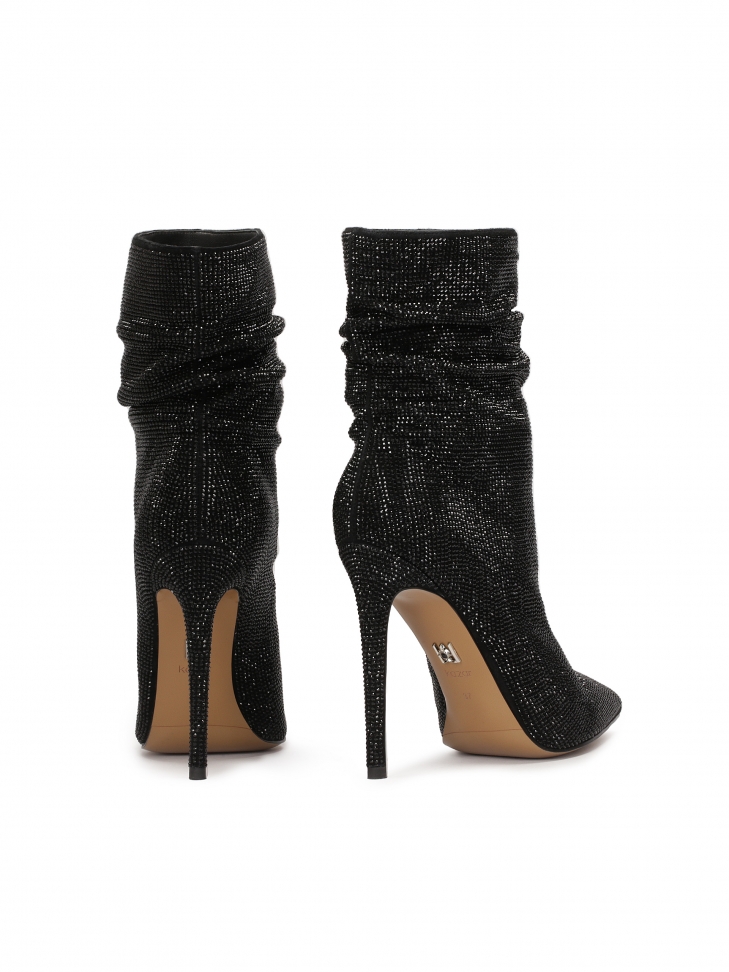 Błyszczące czarne botki zdobione yształkami