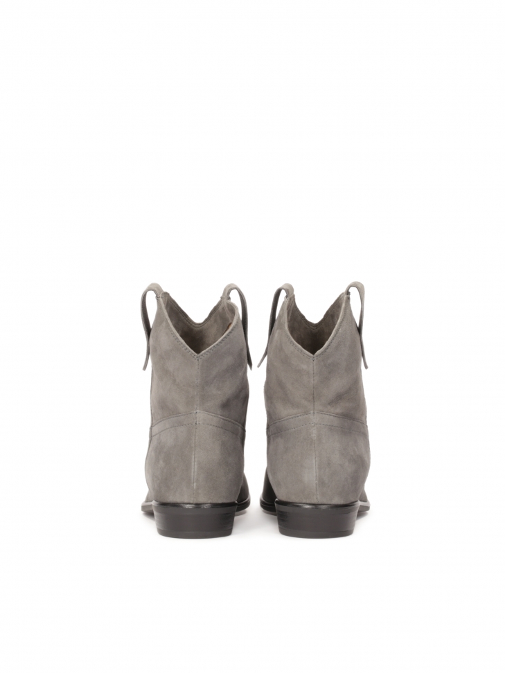 Zamszowe kowbojki ze wsuwaną cholewką