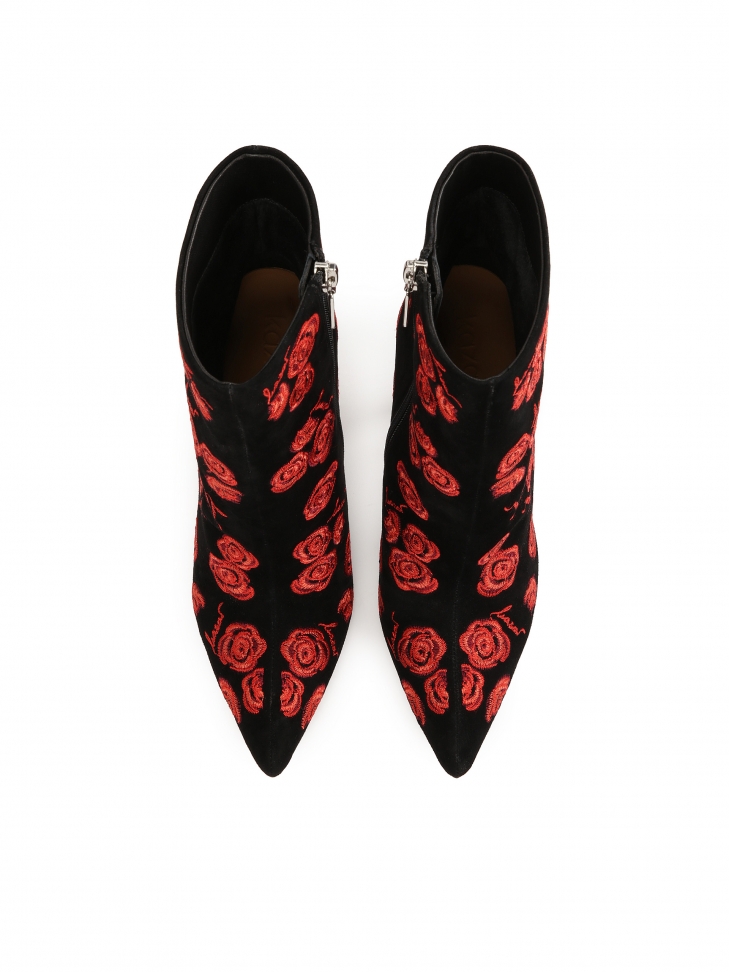 Zamszowe botki z wyszywanymi czerwonymi kwiatkami