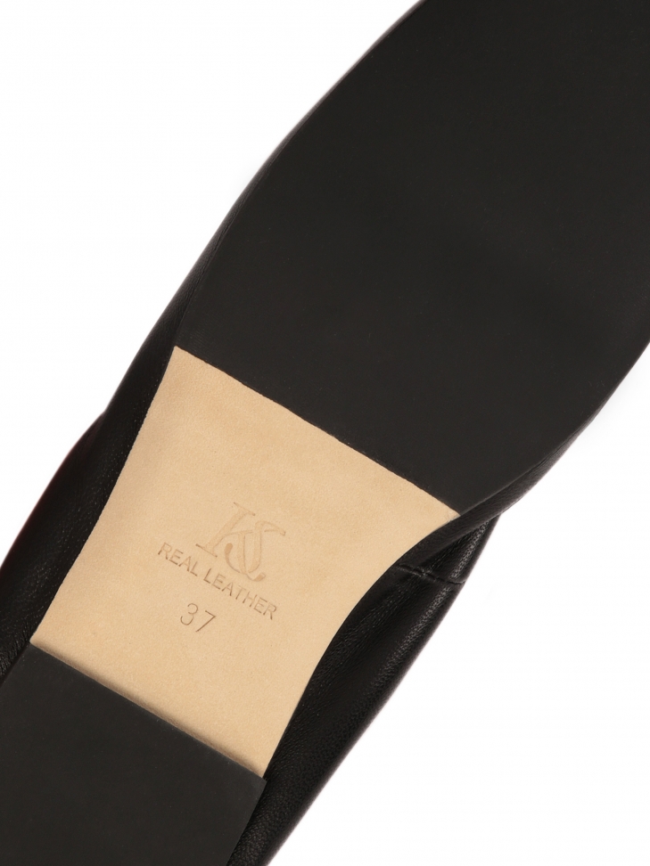 Czarne baleriny wiązane wokół kostki