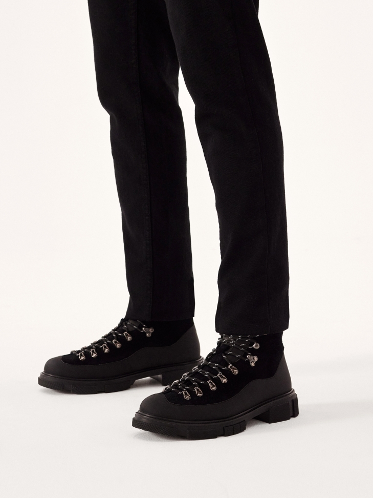 Sznurowane trzewiki wzmocnione gumowaną skórą