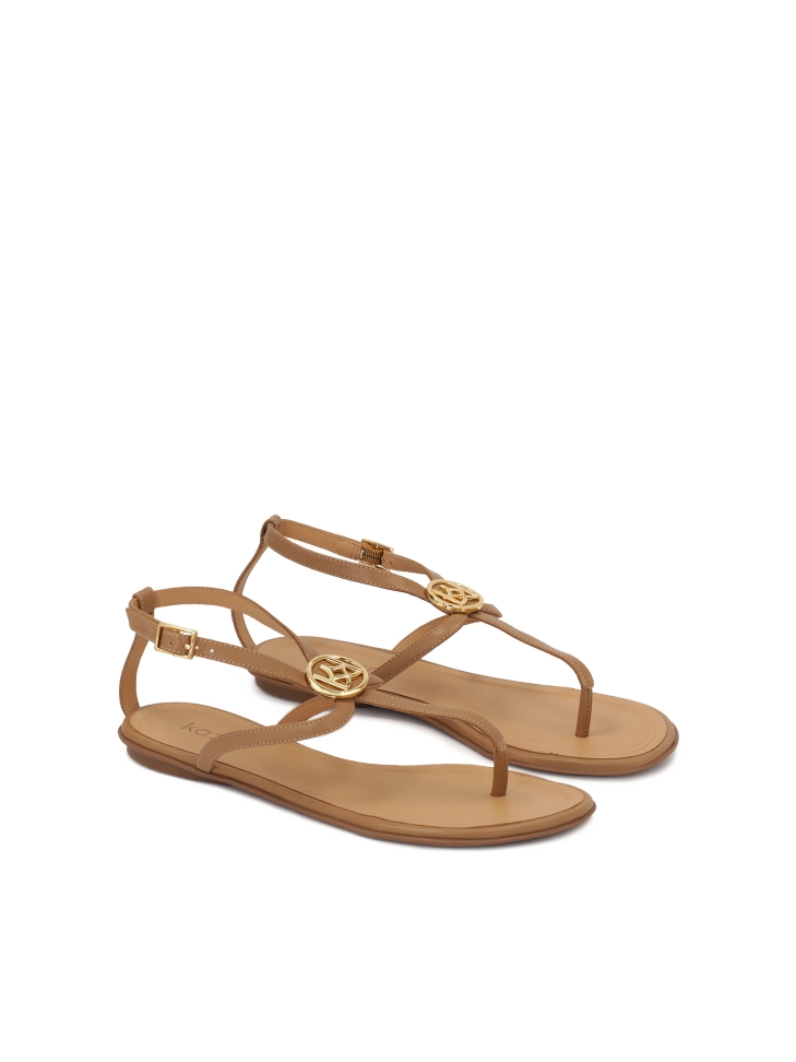 Jasnobrązowe sandały typu japonki z monogramem