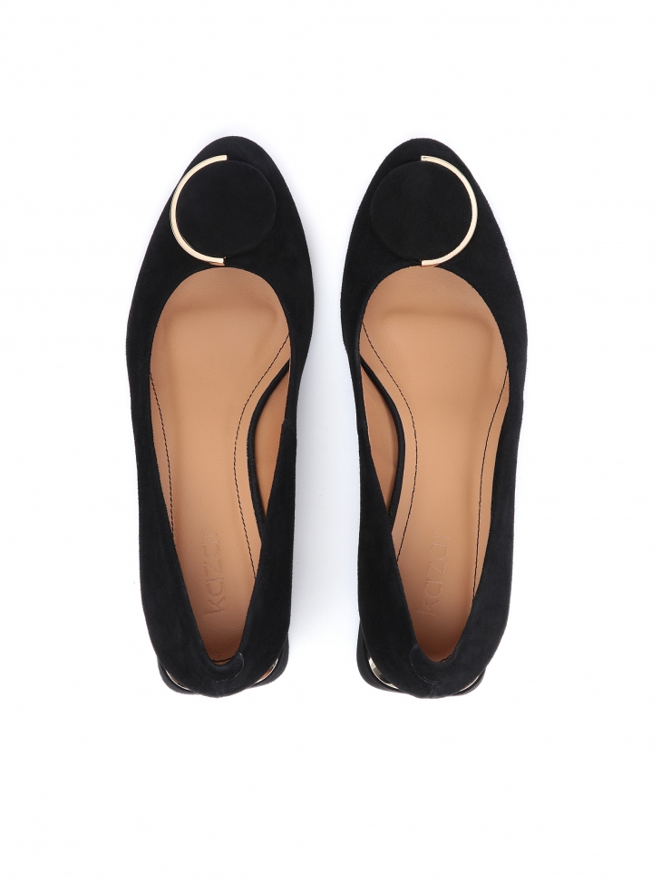 Czarne zamszowe czółenka z modnym obcasem i oągłą broszką na przodzie