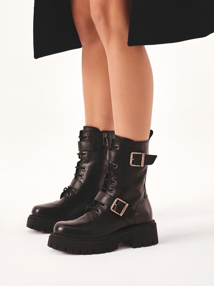 Wysokie trzewiki zdobione paskami ze sprzączkami