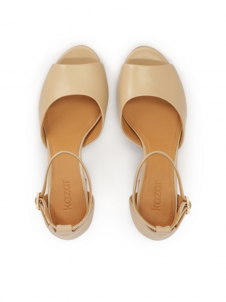 Beżowe sandały z pełną piętą