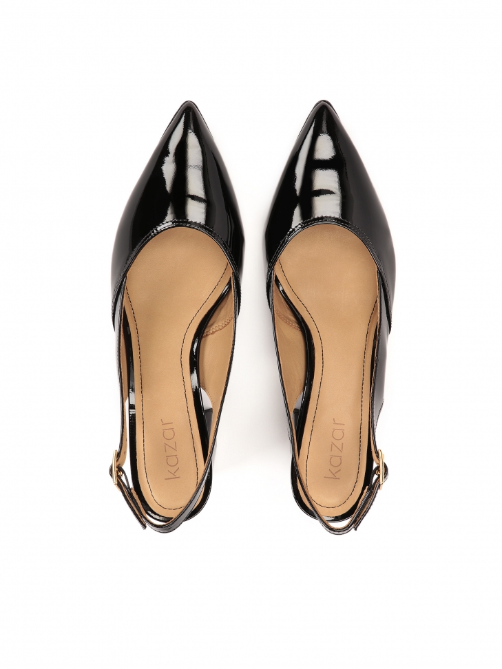 Lakierowane czółenka z odsłoniętymi piętami