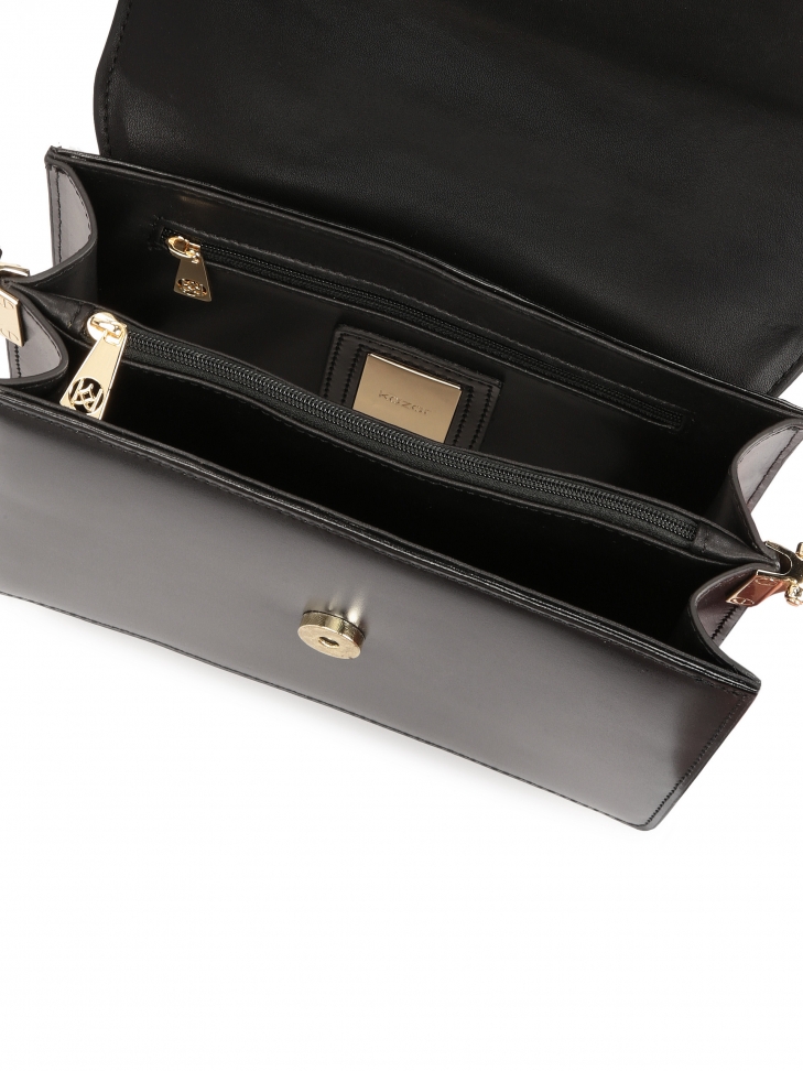 Mała skórzana torebka o sztywnej konstrukcji