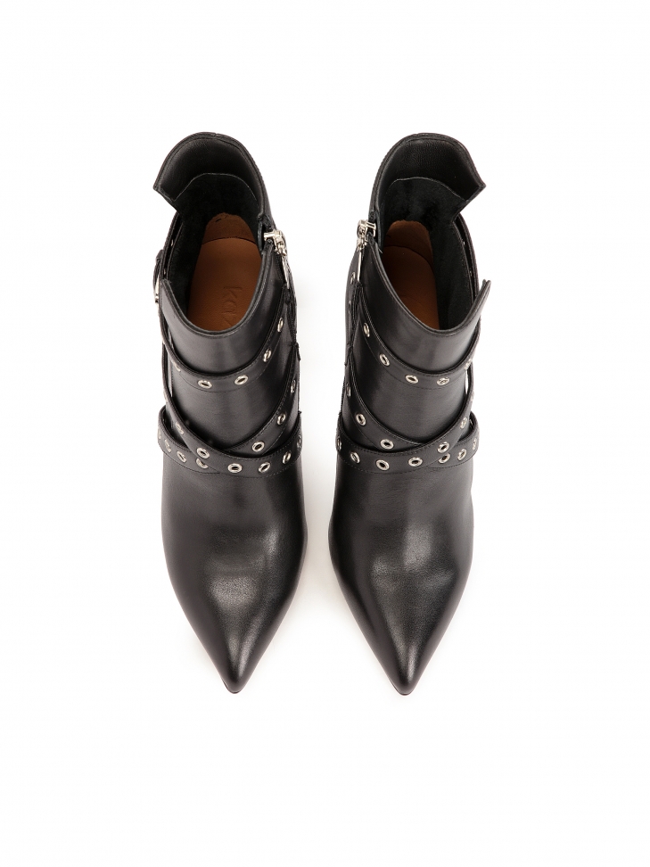 Botki na szpilce oplecione paskiem z nitami