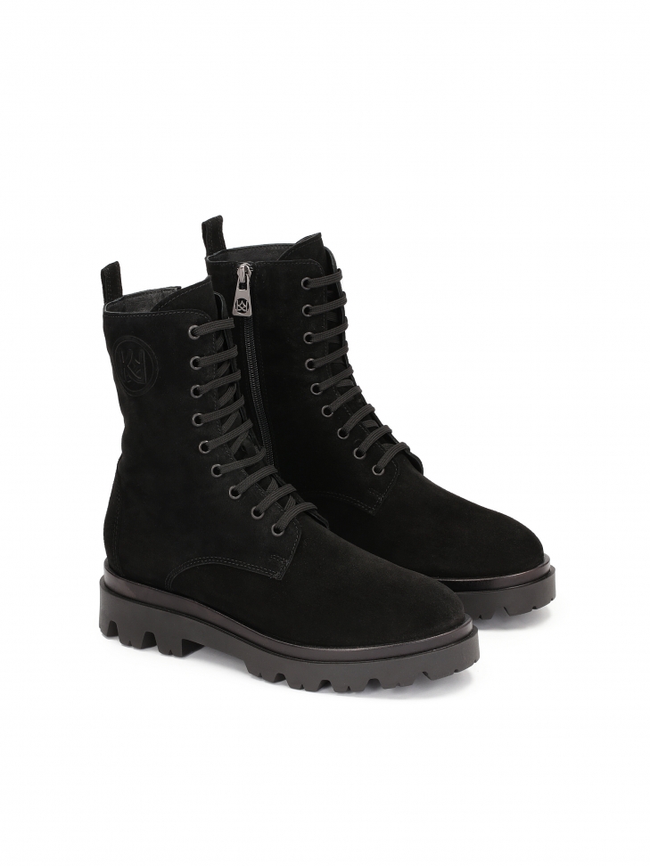 Czarne zamszowe trzewiki damskie z trepową podeszwą