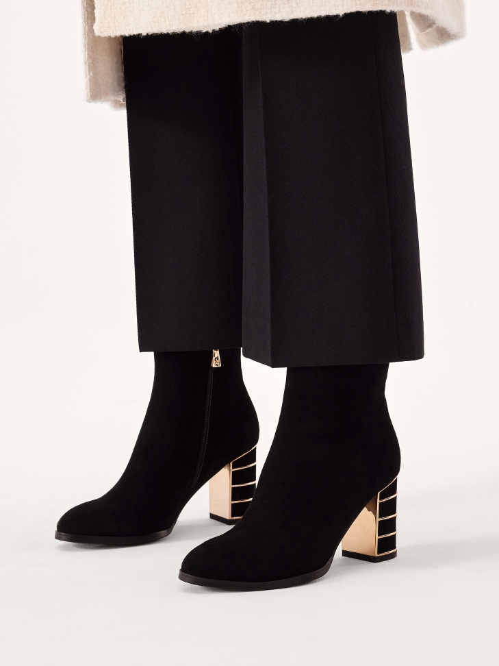 Zamszowe botki ze zdobionym obcasem