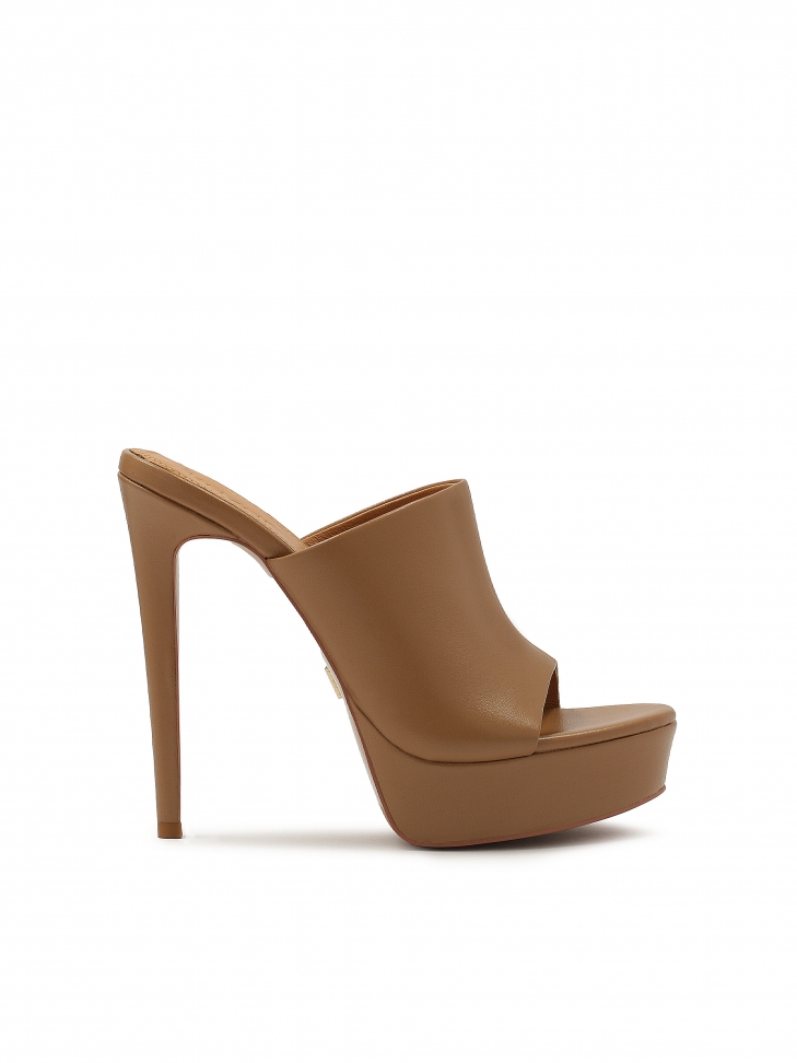 Brązowe klapki na platformie i wysokim obcasie