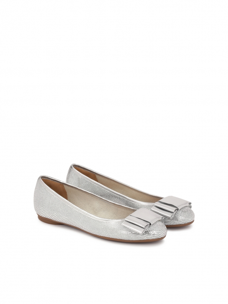 Baleriny z tłoczonej skóry w srebrnym kolorze