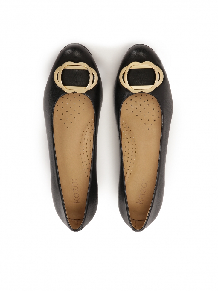 Niskie skórzane czółenka z metalową ozdobą