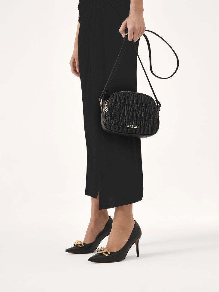 Klasyczne czarne czółenka na obcasie ozdobione łańcuchem z yształkami