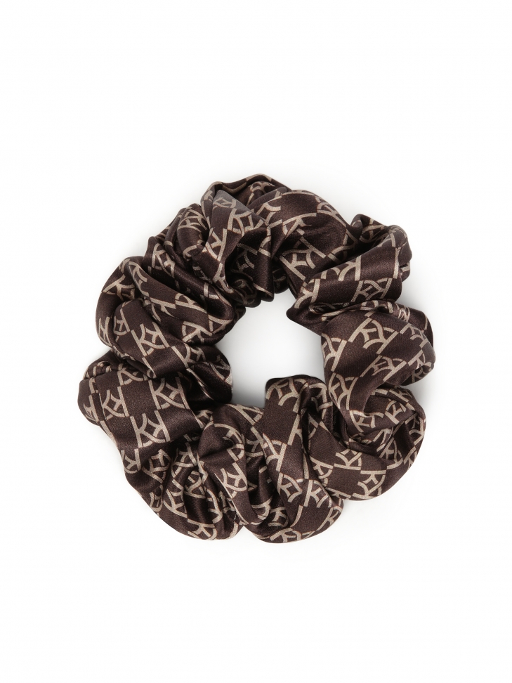 Brązowe satynowe scrunchie w beżowe monogramy