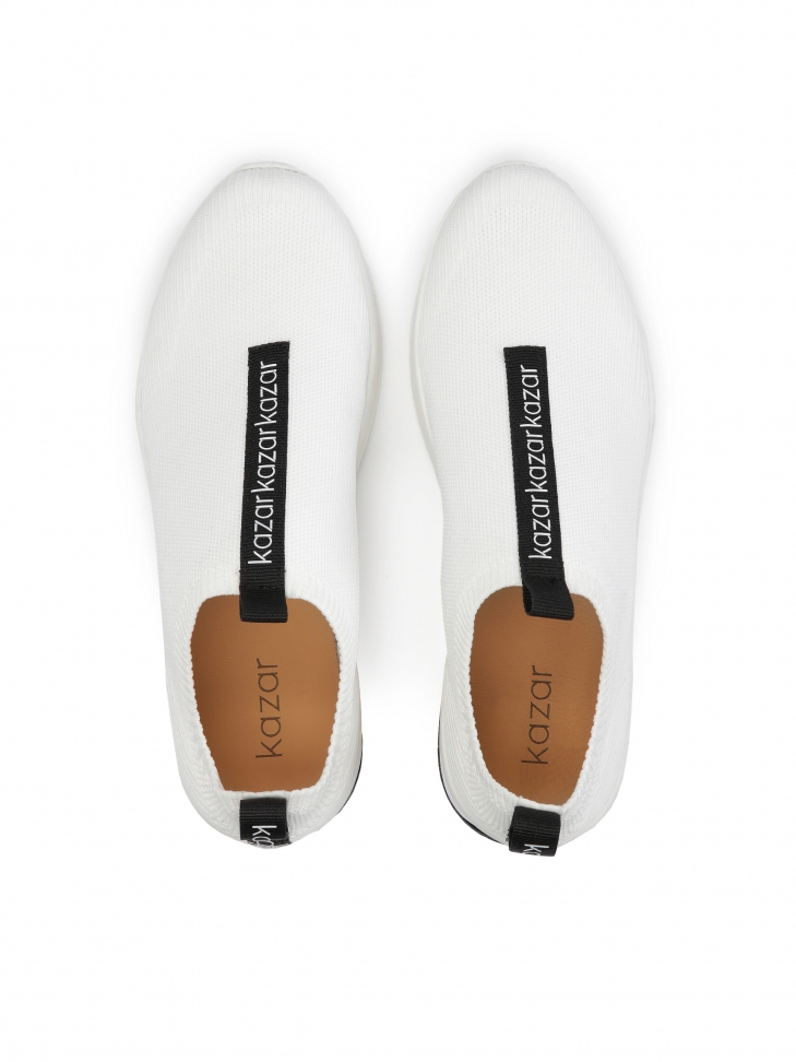 Białe wsuwane sneakersy z tkaniny