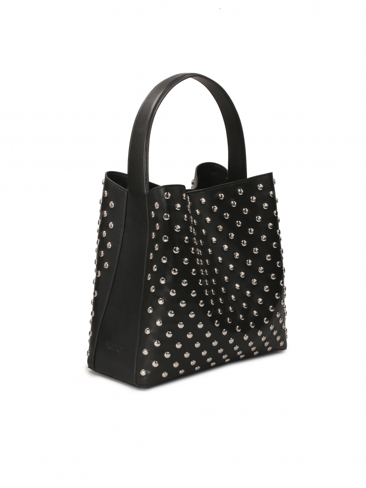 Czarna skórzana torebka zdobiona oągłymi nitami