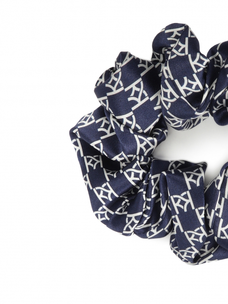 Granatowa gumka scrunchie w białe monogramy
