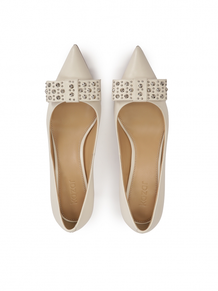 Kremowe czółenka z kokardą z dżetami